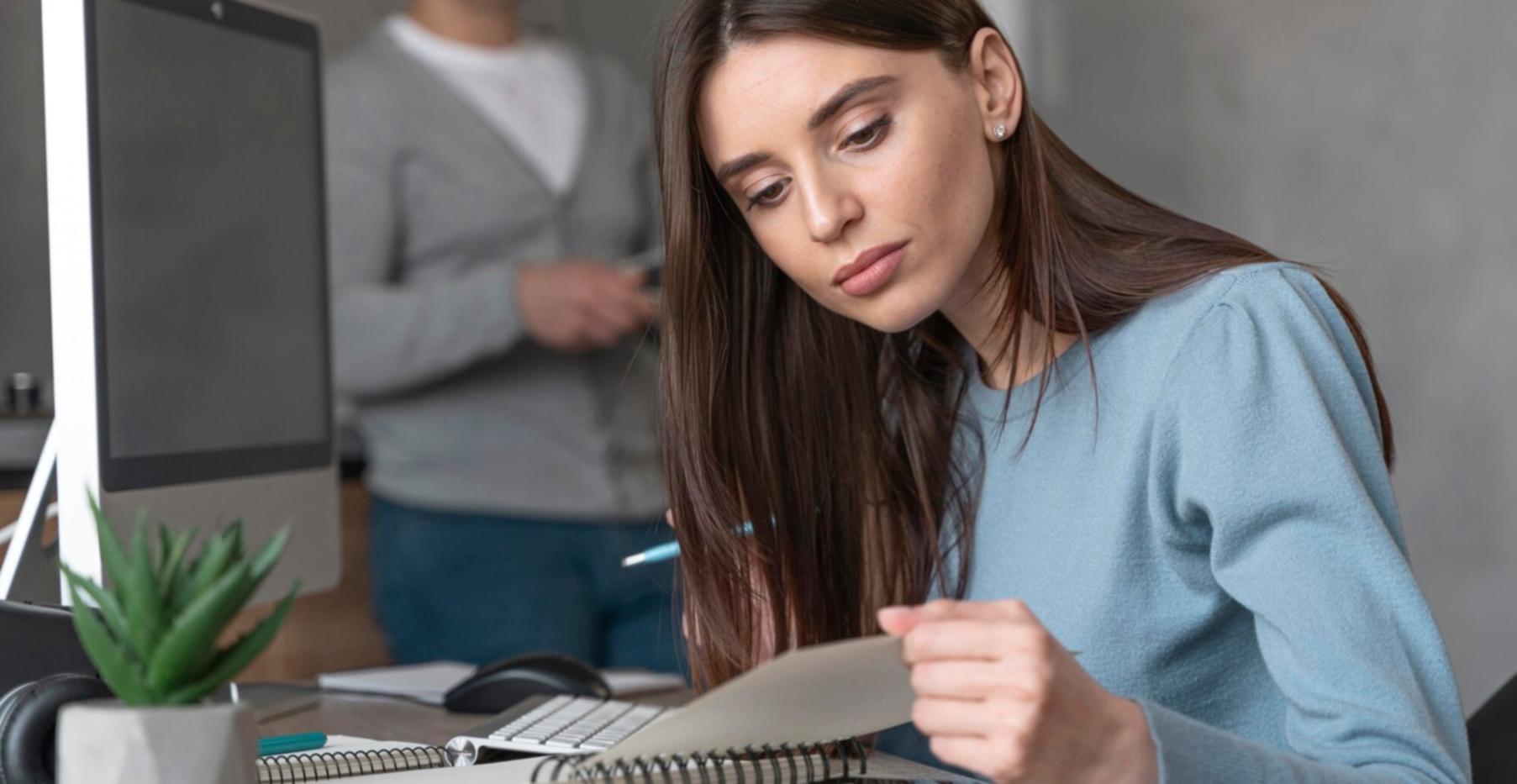 Estudiante aprendiendo gestión financiera con herramientas digitales