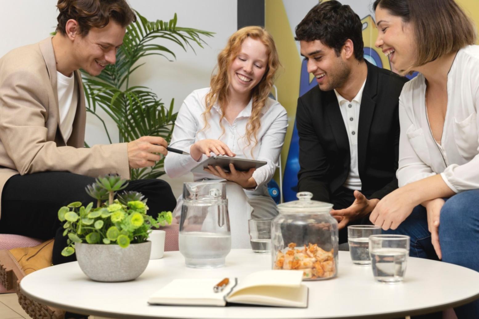 Sesión de formación financiera con instructor y estudiantes